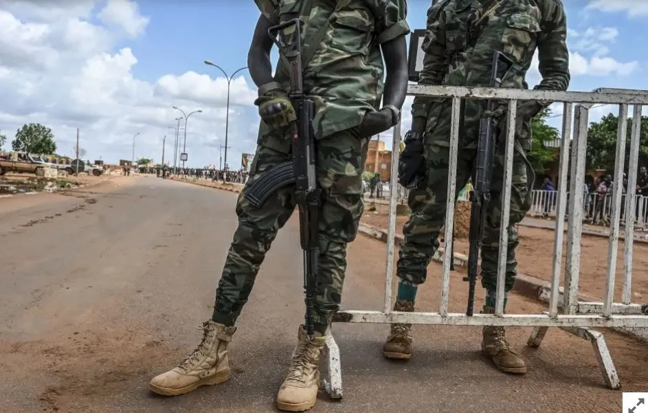 Two Nigerien soldiers standing at a border